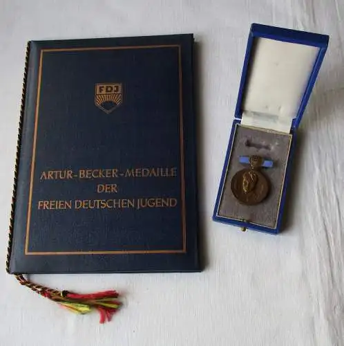 DDR Abzeichen Artur-Becker-Medaille Bronze + Urkunde 1966 (124133)