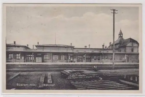 92558 AK Güsten - Bahnhof, Gleisansicht mit gestapelten Schwellen 1931