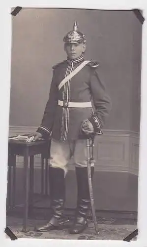 84054 Foto Karabinier Borna mit Helm und Säbel um 1915