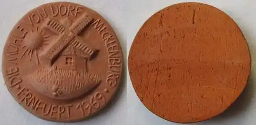 DDR Keramik Medaille die Mühle von Dorf Mecklenburg erneuert 1969 (149852)