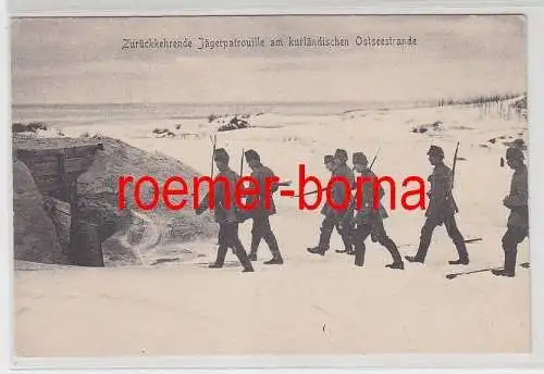 77988 Ak Zurückkehrende Jägerpatrouille am kurländischen Ostseestrande um 1915