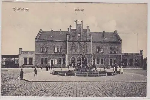 90972 AK Quedlinburg - Bahnhof mit Flora Statue auf Vorplatz 1912