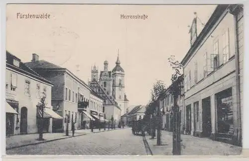 40450 Ak Fürstenwalde, Straßenansicht Herrenstraße mit Blick auf Kirche, 1917