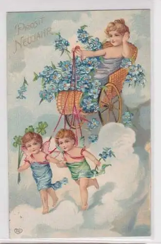 908480 geprägte Ak Prosit Neujahr - Engel mit Kutsche in Wolken um 1900