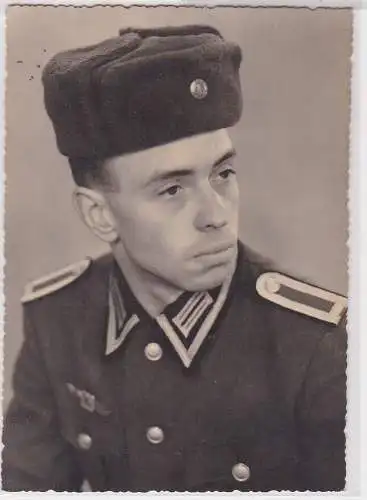 907815 Foto Soldat NVA mit Klassifizierungsabzeichen um 1960