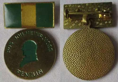 DDR Abzeichen Ehrenmedaille POS Johann Heinrich Voss Penzlin in Gold (142746)
