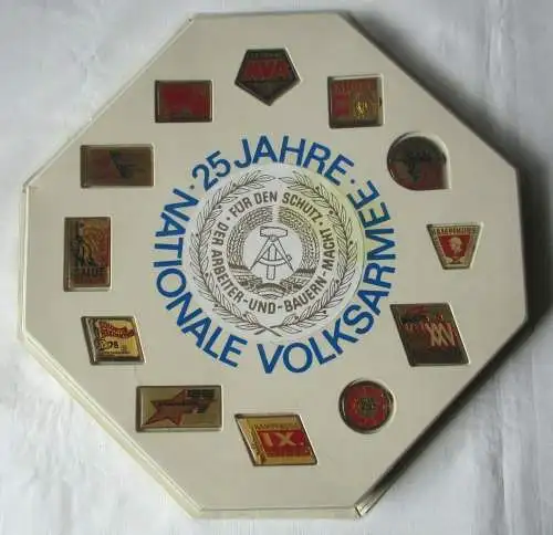DDR NVA Ehrengeschenk "25 JAHRE NATIONALE VOLKSARMEE" mit 12 Abzeichen (132290)