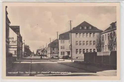 65822 Ak Hermsdorf Thür. Bahnhofstraße mit "Hescho"  Verwaltungsgebäude um 1940