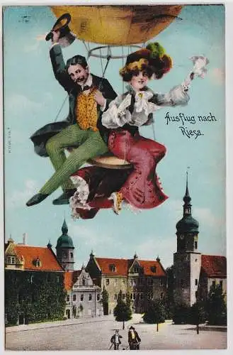 95596 Künstler Ak Ausflug nach Riesa - Mann und Frau im Luftballon über Markt