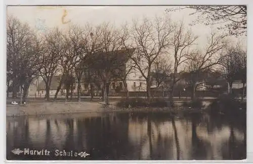 92403 Ak Marwitz Schule, Hofansicht mit Teichpartie, um 1935