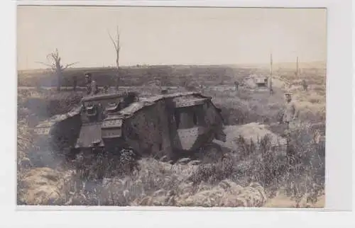 98864 Foto Ak erbeuteter Englischer Tank Panzer im 1.Weltkrieg