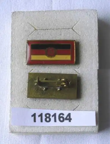 seltenes DDR Abzeichen mit DDR Fahne auf rotem Grund  (118164)