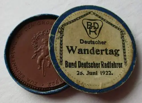 Porzellan Medaille zur Erinnerung an den grossen Wandertag 25. VI.1922 (141075)