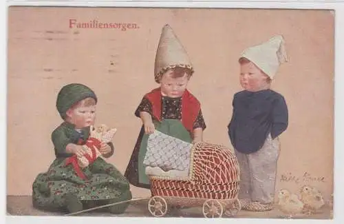 82888 Künstler Ak Familiensorgen Kinder mit Puppen und Puppenwagen 1918