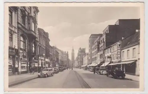 47010 Ak Krefeld Straßenansicht mit Geschäften und Dionysiuskirche 1942