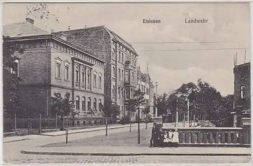83169 AK Eisleben - Landwehr, Straßenansicht mit Häuserfront 1913
