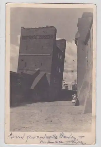 46894 AK Thorn (Toruń) - Schiefer Turm und Straßenansicht 1944