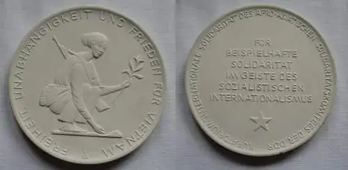 DDR Porzellan Medaille Freiheit, Unabhängigkeit und Frieden für Vietnam (149918)