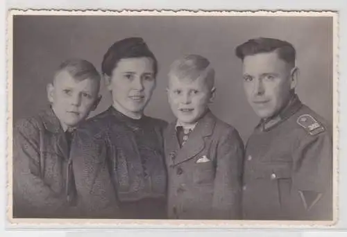 14135 Ak Familienfoto Pößneck Gefreiter Infanterie Regiment 360 um 1940