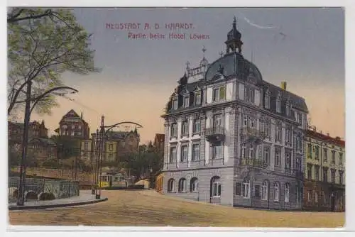 39381 Feldpost Ak Neustadt an der Haardt Partie beim Hotel Löwen 1918