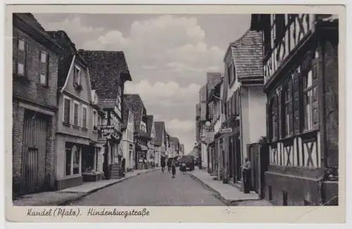 99610 AK Kandel (Pfalz) - Hindenburgstraße, Straßenansicht mit Geschäften 1946