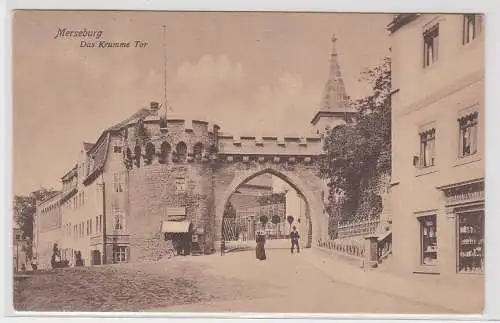 25439 AK Merseburg - Das krumme Tor, Straßenansicht mit Geschäften 1909