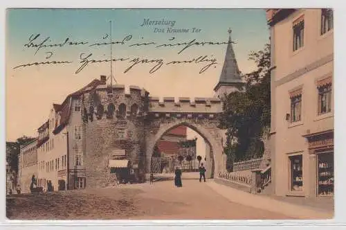 50830 AK Merseburg - Das krumme Tor, Straßenansicht mit Geschäften 1908