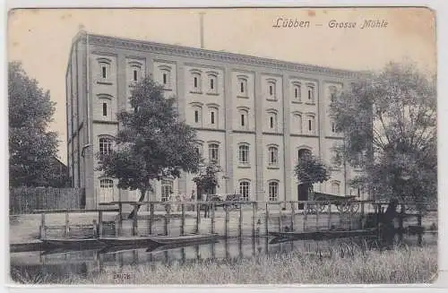 67971 Ak Lübben, Ansicht der großen Mühle mit Fluss, um 1920