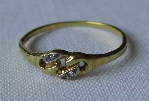 Dekorativer 333er Gold Damenring mit 2 kleinen Diamantsplittern (164882)