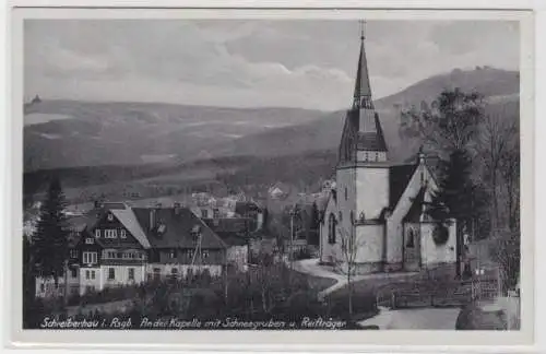 95589 Ak Schreiberhau - An der Kapelle mit Schneegruben und Reifträger 1945