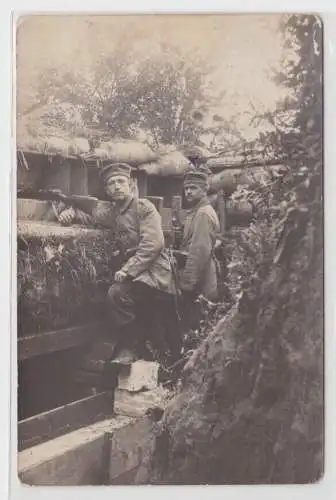 95572 Foto Ak deutscher Soldat Landser im Schützengraben 1.Weltkrieg 1915