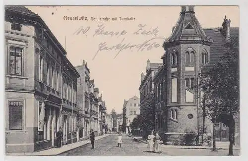 11270 Ak Meuselwitz Schulstraße mit Turnhalle 1918