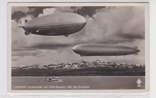 39590 Foto Ak Luftschiffe "Hindenburg" u. "Graf Zeppelin" über dem Bodensee 1936