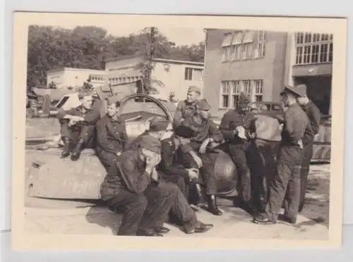 99080 Foto deutsche Soldaten im Fahrzeugpark im 2. Weltkrieg