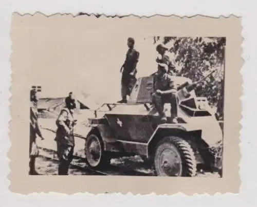 43340 Foto Soldaten mit Panzerspähwagen im 2. Weltkrieg