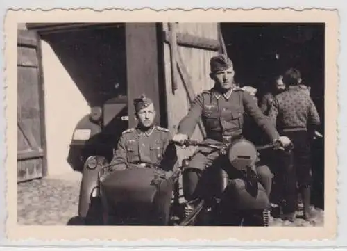 93710 Foto 2 Soldaten Wehrmacht im Seitenwagenmotorrad im 2. Weltkrieg