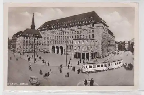 81899 AK Bochum - Rathaus davor Verkehr mit Oldtimer und Straßenbahn 1940