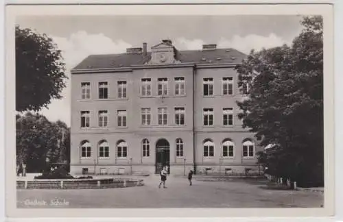 56391 Ak Gössnitz in Thüringen - Schule und Schulhof 1957