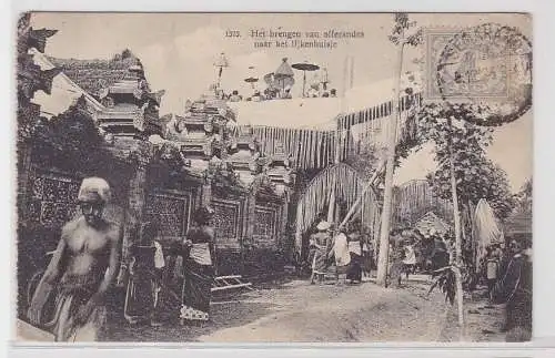 72639 Ak Semarang (Java) het brengen van offerandes naar het Lijkenhuisje 1925