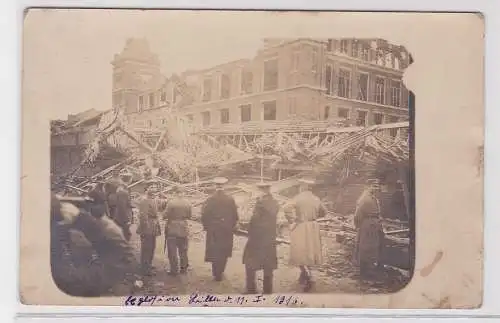73340 Foto AK Soldaten vor den Trümmern der zerstörten Stadt Lille 1916