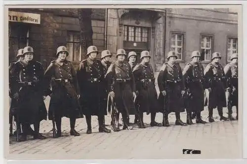 87390 Foto AK Polizisten zum Appell angetreten vor Conditorei um 1930
