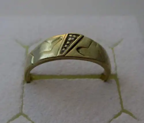 eleganter 333er Gold Ring mit kleinem Diamanten besetzt (134241)