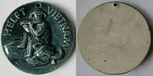 Glasierte DDR Keramik Medaille "Helft Vietnam" (145056)