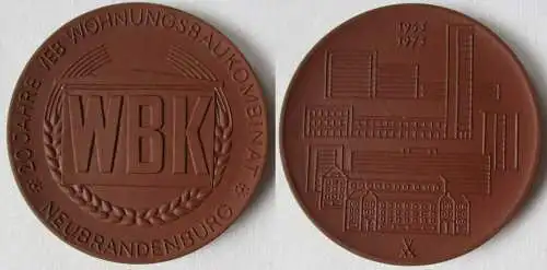 DDR Medaille Meissner Porzellan VEB Wohnungsbaukombinat Neubrandenburg (145117)