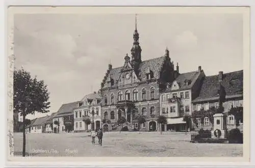 67475 Ak Dahlen in Sachsen - Markt mit Geschäften und Denkmal 1938
