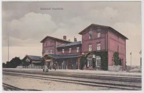 99334 Feldpost AK Bahnhof Vorsfelde mit auf den Gleisen stehender Familie 1915