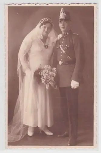 14415 Foto Ak Hochzeitsbild mit Schutzpolizist um 1930