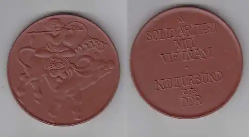 DDR Porzellan Medaille Solidarität mit Vietnam um 1975 (112625)