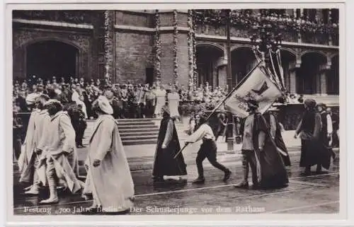 901660 Ak Festzug 700 Jahre Berlin - Der Schusterjunge vor dem Rathaus 1937