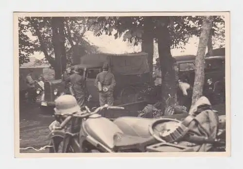 98398 Foto Deutsche Soldaten PKW und Motorrad bei der Rast im 2. Weltkrieg